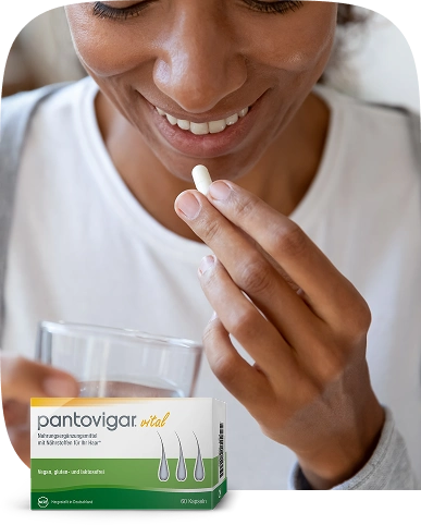 Frau nimmt Pantovigar® vital mit Wasser ein – tägliche Nährstoffversorgung zur Unterstützung bei Haarausfall und feinem Haar.